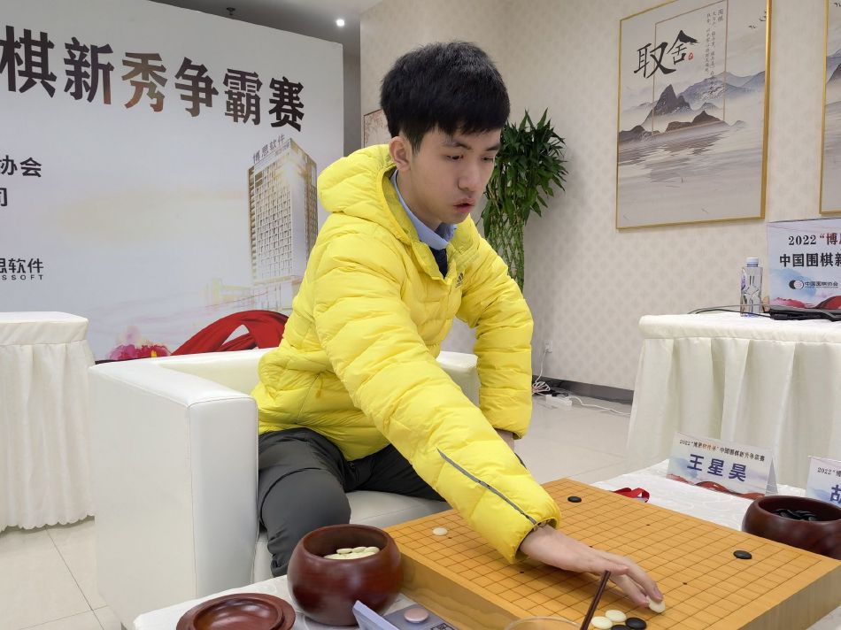 打开之后，他发现手提箱的内部，装着的是一个制作极其精美考究的木质盒子，而盒子正上方，竟然印着百达翡丽的英文商标。